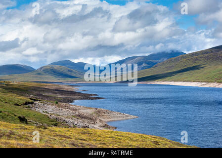 Vista sul Loch Glascarnoch serbatoio, Highlands scozzesi, Garve, Highland Scozia, Gran Bretagna Foto Stock