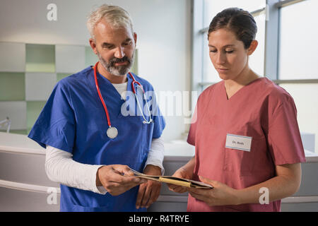 I medici revisione record medico in ospedale Foto Stock