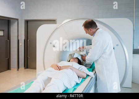 Medico paziente preparazione per MRI in ospedale Foto Stock