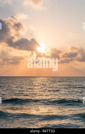 Tramonto sul mare di nuvole con sunray, Tel Aviv, Israele Foto Stock