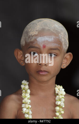 Bambino indiano con una ghirlanda di fiori, ritratto, Kuala Lumpur, Malesia Foto Stock