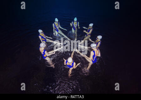 Nuoto sincronizzato in una piscina, Ucraina Foto Stock