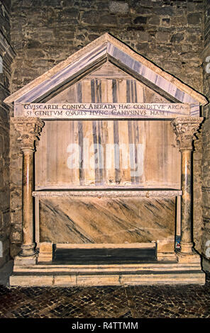 Basilicata Venosa Abbazia della SS. Trinità chiesa vecchia tomba di Aberada, madre di Bohemund Foto Stock