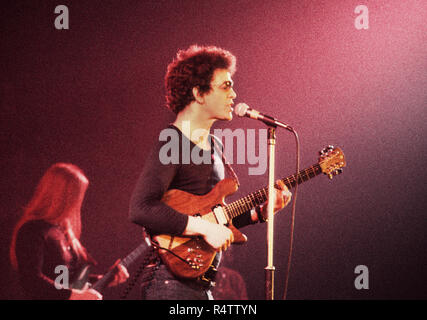 Amsterdam, Paesi Bassi - Aprile: Lou Reed suona dal vivo sul palco in Amsterdam, Paesi Bassi nell'aprile 1977 (foto di Gijsbert Hanekroot) *** Caption locale *** Lou Reed Foto Stock