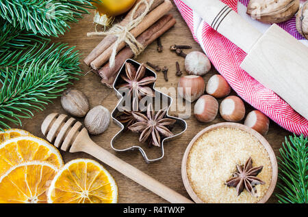 Sfondo culinario. Spezie per Natale gingerbread o vin brulé. Holiday cottura in forno di cottura Ingredienti sul tavolo di legno. Gastronomia natalizia. Vista superiore wit Foto Stock