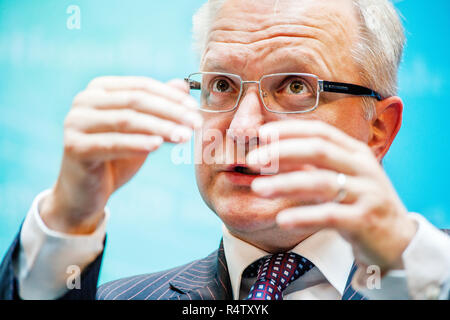 Olli Rehn, commissario per gli affari economici e monetari e la Euro a un dibattito sul pannello in occasione dell'annuale conferenza del FMI a Washington. Foto Stock