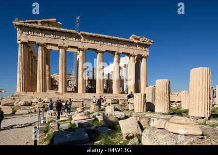 Atene. La Grecia. Il Partenone e le rovine del Tempio di Roma e Augusto (in primo piano) sull'Acropoli. Foto Stock