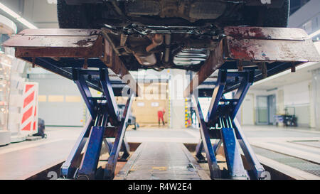Il fondo della jeep, fondo auto, fuoristrada, riparazione auto, un prestigioso trasporti, l'immagine orizzontale, jeep in piedi sul log, jeep di ispezione di seguito.. Foto Stock