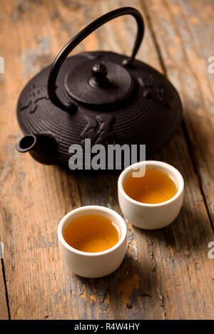 Tradizionale giapponese del tè alle erbe ricetta preparata in ghisa teiera con organici erbe a secco. Foto Stock
