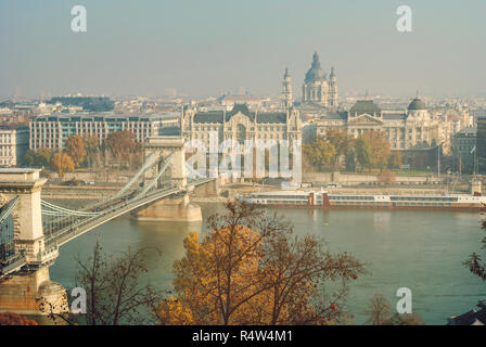 Il Ponte delle catene e il parlamento a Budapest, Ungheria. Paesaggio autunnale vista sul fiume Danubio e il ponte della catena. Foto Stock