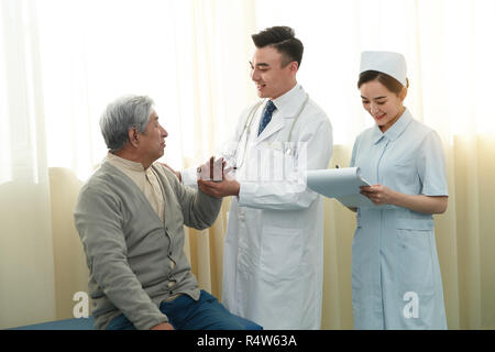 Lavoratori medici e pazienti in reparto Foto Stock