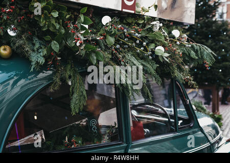 London, Regno Unito - 21 Novembre 2018: le decorazioni di Natale nel mercato di Covent Garden, una delle più popolari attrazioni turistiche di Londra, Regno Unito. Foto Stock