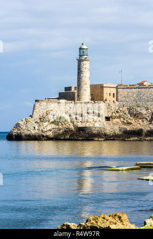 Vecchia Havana, Cuba. La fortezza e il faro di El Morro Castle all'ingresso della Baia dell Avana, visto dal Malecon, la riflessione sul mare. Foto Stock