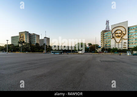Illustrazione di acciaio profilo del rivoluzionario di Fidel Castro una faccia da parte del Ministero dell'interno edificio in Piazza della Rivoluzione, Old Havana, Cuba. Foto Stock