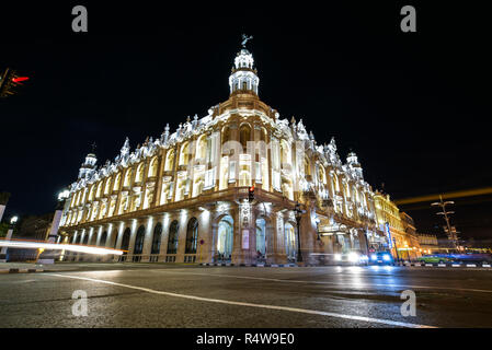 Vecchia Havana, Cuba. Il Grande Teatro di Avana di notte con passaggio di vetture sentieri di luce. Il teatro è stato a casa per il cubano Balletto Nazionale Foto Stock