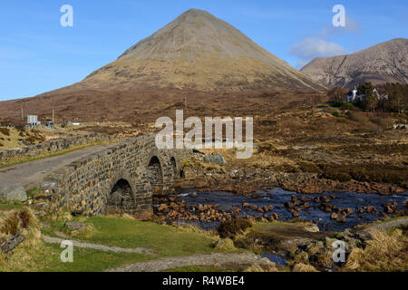 Il vecchio ponte di pietra sul fiume Sligachan con lo sfondo del Cuillin Hills, Isola di Skye, regione delle Highlands, Scotland, Regno Unito Foto Stock