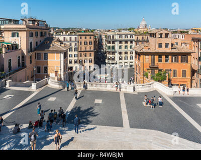 Scalinata di piazza di Spagna da Piazza della Trinità dei Monti Roma, Italia Foto Stock