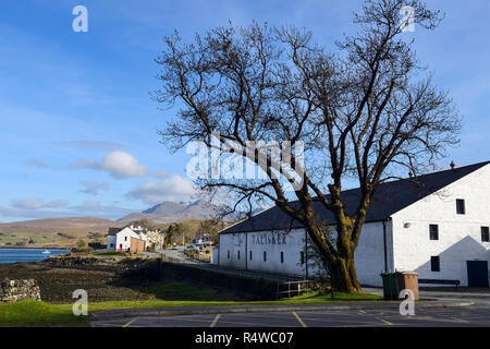 Talisker Distillery a Carbost sul Loch Harport, Isola di Skye, regione delle Highlands, Scotland, Regno Unito Foto Stock