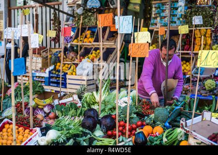 Strada del mercato di Monreale, sicilia, Italia, Europa. Foto Stock