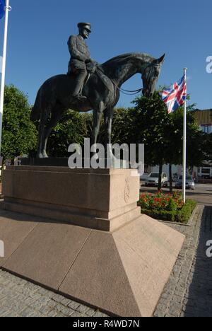 Un cavallo montato statua delle forze britanniche, Maresciallo di Campo Douglas Haig nella piazza di Montreuil sur mar, a poche miglia di navigazione da Boulogne nel Nord Foto Stock