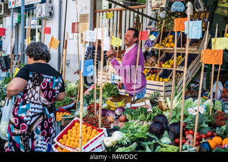 Strada del mercato di Monreale, sicilia, Italia, Europa. Foto Stock