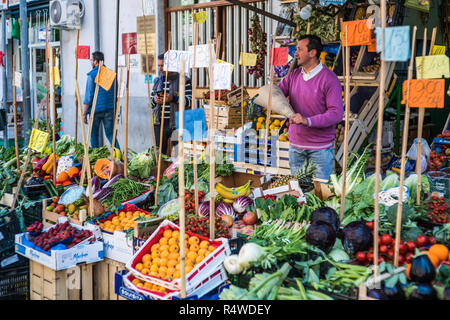 Strada del mercato di Monreale, sicilia, Italia, Europa. Foto Stock