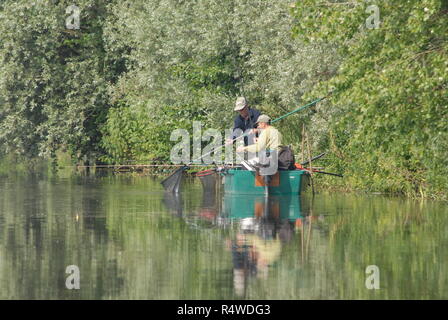 La pesca sulle sponde delle paludi Audomarois a Clairmarais vicino San Omer nel nord della Francia. Foto Stock