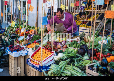 Strada del mercato di Monreale, sicilia, Italia, Europa. Foto Stock