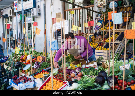 Strada del mercato di Monreale, sicilia, Italia, Europa. Foto Stock