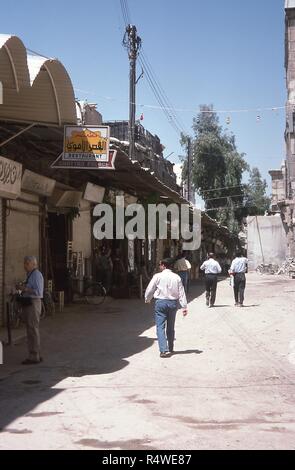 Vista dell'ingresso al Umayyad Palace Restaurant, situato su un vicolo lungo la parete sud della moschea degli omayyä di, nella città vecchia di Damasco, Siria, Giugno 1994. () Foto Stock