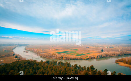 Il fiume Ebro, Spagna, passando vicino a Mora la Nova e Mora d'Ebre Foto Stock
