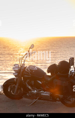 La moto al tramonto, Sardegna, Italia, Europa. Foto Stock