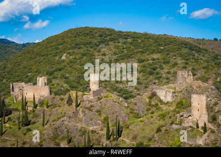 Chateaux de Lastours su uno sperone roccioso sopra il villaggio francese di Lastours Foto Stock