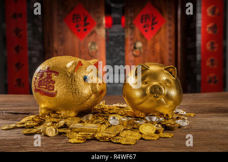 Salvadanaio di banche e di monete d'oro Foto Stock