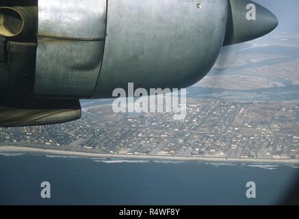 Vista aerea di fronte a nord-nord-est del quartiere di Arverne sulla penisola Rockaway nel Queens, a New York City, Giugno 1959. Presso il centro in esecuzione da ovest a est è Rockaway Beach Boulevard e la metropolitana sopraelevata le vie che corre lungo Rockaway Freeway. () Foto Stock