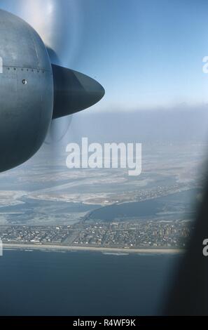 Vista aerea di fronte a nord dei quartieri di Seaside, Rockaway Beach, e Hammels, sulla penisola Rockaway nel Queens, a New York City, Giugno 1959. Al centro è la Croce Bay Boulevard Bridge, collegando il Rockaways ad ampio canale, l'unica isola abitata in Giamaica Bay. Al centro a sinistra è la passeggiata di attraversare la baia Boulevard e la spiaggia 94th Street. Attraversamento perpendicolare al lungomare da sinistra a destra è il Rockaway Freeway e metropolitana sopraelevata le vie. In basso a destra è la città di New York sede dell' Autorità Case Hammel appartamento complesso edilizio. Sul bordo inferiore è l'atlantico O Foto Stock