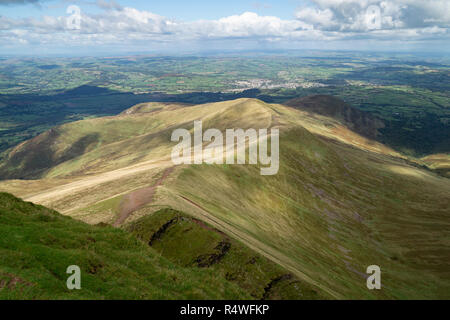 Vista nord lungo Cefn Cwm Llwch verso la città di Brecon Galles. Preso dalla parte superiore del Pen y Fan di montagna. Foto Stock