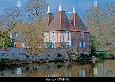 Yalding, Oast House dal fiume Medway, Kent, Foto Stock