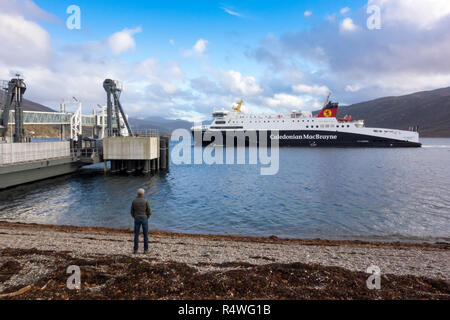 La MV Loch Seaforth Caledonian Macbrayne attracco del traghetto a Ullapool, Highland scozzesi, Scotland, Regno Unito Foto Stock