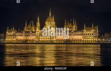 Budapest, Ungheria - 15 Aprile 2015: Ungherese del Palazzo del Parlamento di notte. Edificio più grande in Ungheria e il più alto edificio in Budapest Foto Stock