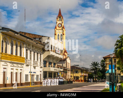 Iquitos, Perù - 15 Maggio 2015: Domenica mattina con esercito peruviano sulla Plaza de Armas (Piazza Principale) a Iquitos. Foto Stock