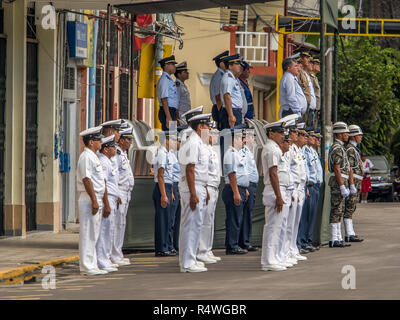 Iquitos, Perù - 15 Maggio 2015: Domenica mattina con esercito peruviano sulla Plaza de Armas (Piazza Principale) a Iquitos. Foto Stock