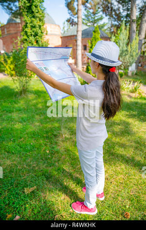 Ragazza giovane facendo viaggio culturale santuario storico in giardino Foto Stock