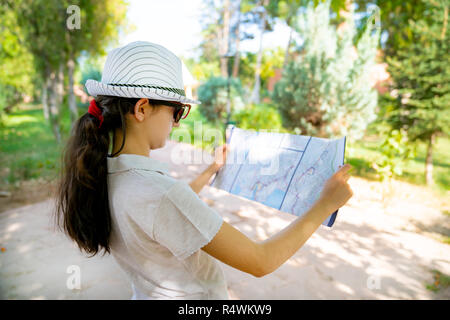 Ragazza giovane facendo viaggio culturale santuario storico in giardino Foto Stock