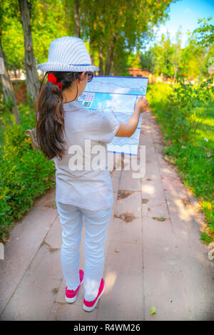 Ragazza giovane facendo viaggio culturale santuario storico in giardino Foto Stock