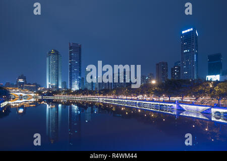 Grattacieli dal fiume a Chengdu Cina Foto Stock