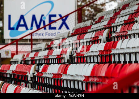 Vista del rosso e del bianco sedi sulla West Stand, Lamex Football Stadium, Broadhall Way, Stevenage Hertfordshire, Inghilterra, Regno Unito Foto Stock