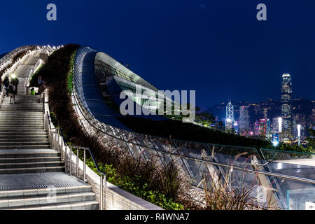 West Kowloon, Hong Kong - 9 Ottobre 2018 : Hong Kong Kowloon Ovest della Stazione Ferroviaria di notte. È il capolinea della RAS di Hong Kong sezione di Gua Foto Stock