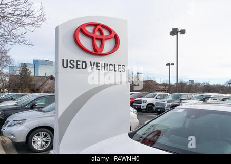 BLOOMINGTON, MN/STATI UNITI D'America - 18 novembre 2018: Toyota automobile concessionaria auto usate di segno e logo del marchio. Foto Stock