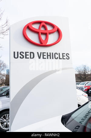 BLOOMINGTON, MN/STATI UNITI D'America - 18 novembre 2018: Toyota automobile concessionaria auto usate di segno e logo del marchio. Foto Stock